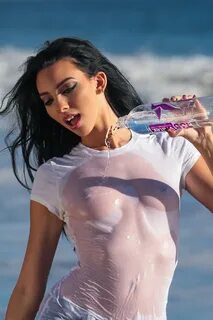 Sexy Brunette Shows Her Breasts In Wet Tshirt Contest :: dil