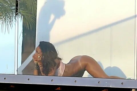 Rihanna Nude Photoshot - PaparaZzi Oops! : PaparaZzi Oops!