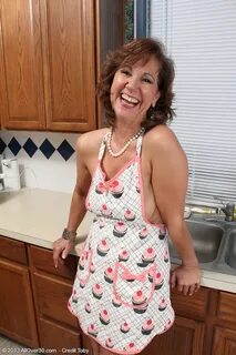 Sexy Over 50 Housewife Lynn Hoses Down Her Saggy Breasts At 