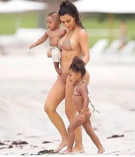 Kim Kardashian en bikinito con sus hijos