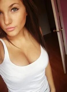 Girls with Cleavage (90 pics)