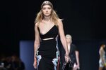 Gigi Hadid’s breast pops out on the runway Page Six