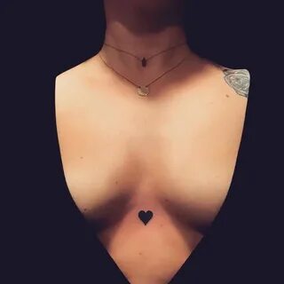 Татуировка сердце на груди (59 фото)