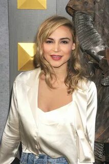 SAMAIRE ARMSTRONG at King Arthur: Legend of the Sword Premie