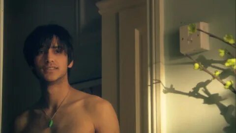 ausCAPS: Luke Pasqualino nude in Skins 4-05 "Freddie"