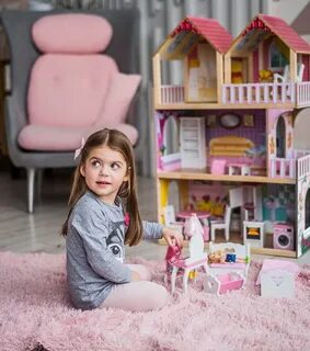Кукольный домик DreamToys Серафима, с мебелью, светом и сьемной мансардой - купи