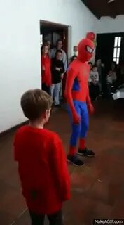 Hombre araña se golpea en cumpleaños on Make a GIF