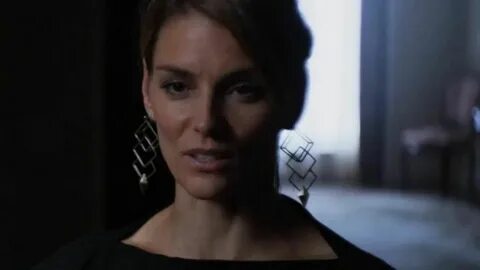 The earrings of Dr. Marks (Susan Misner) in Gotham S01E06 Sp