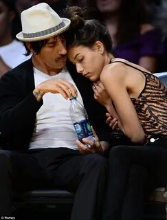 helena-vestergaard-anthony-kiedis-lakers-november-2013-3 Ant