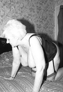 Vintage Granny shows us her big boobs - 12 photos