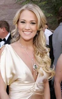 Carrie Underwood: Carrie Underwood cleavage pics wallpaper20