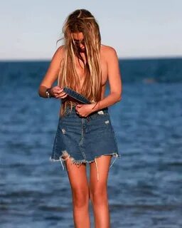 Манекенниця і сексі-модель вирішила сісти в крісло президента держави на Балкана