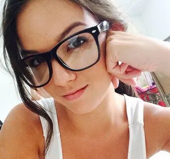 Hot Girls Wearing Glasses (30 pics)