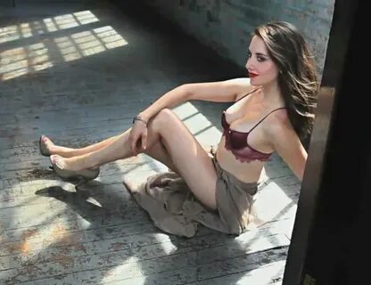 Sexy Alison Brie Bikini Images Hot Thigh Wallpapers in HD