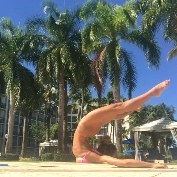 SARAH MUNDO on Instagram: "MannequinMonday Flexibility = Strength #yog...