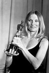 20 Wonderful Black and White Photos of Cloris Leachman in th