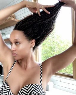 Tyra Banks se quita la peluca y muestra su cabello natural