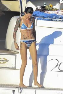 Le mannequin australien Ruby Rose en vacances avec des amis 