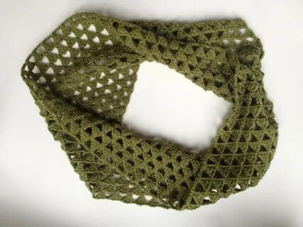 Triangle crocheted infinity scarf - Friendly NettleFriendly 