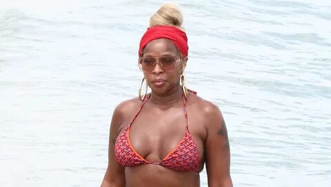 Mary J. Blige Relaxes at the Beach in Miami Ahead of Jazz in