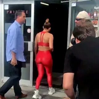Jennifer Lopez destaca rabo em leggings - Tomates Podres