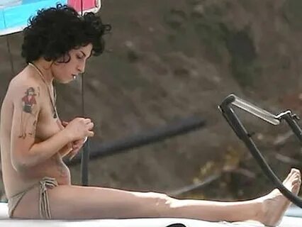 EGO - NOTÍCIAS - De topless - de novo! -, Amy Winehouse é cl