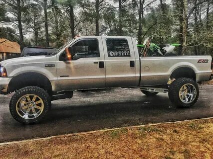 Lifted 2005 Ford F250 with 22x14 Moto Metal Chrome 692 Wheel