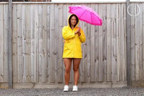 SammRosee - Yellow RainCoat Girls Out West