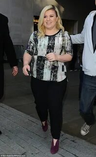 Kelly Clarkson slips into a loose-fitting top and trousers a