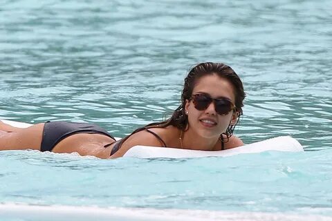 Jessica Alba usa los bikinis chiquitos y está de vacaciones 