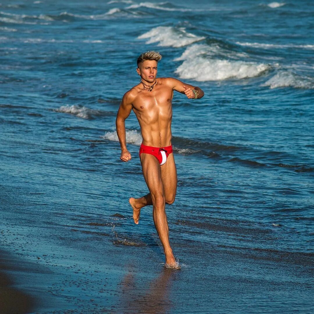 Adam Jakubowski в Instagram: "Let me be your lifeguard 😎 🏃 🏻 ♂ 🏊 ♂...