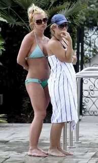 Britney-Spears-Feet-300538.jpg ImageBan.ru - Надёжный фотохо