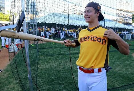 File:Peyton Meyer takes a selfie with the Snapbat (283916596