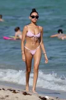 Madison Beer shows off her beach body in a pink and white an