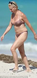 Real Housewife Dorinda Medley rocks bikini on Miami beach Da