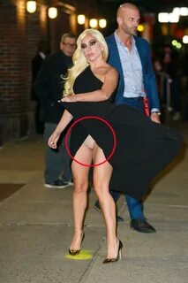 Lady Gaga sufre desperfecto con su vestuario *y revela de más! 