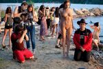 CMNF - Одетые парни с голыми девушками