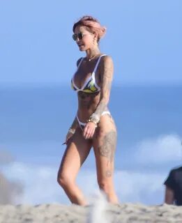 Busty Babe Tina Louise Showing Her Bikini Body During a Walk