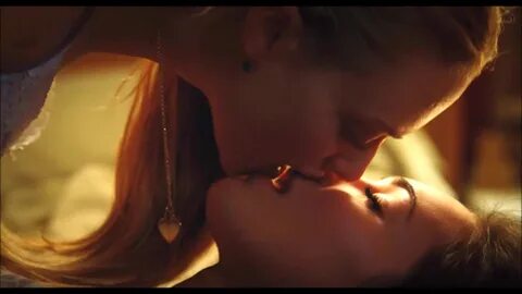 Megan Fox + Amanda Seyfried Lezzie Makeout (Jennifer’s Bod, 