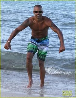 Shemar Moore Flaunts His Beach Body for Everyone to See: Pho