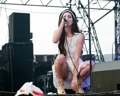 Lana Del Rey flashing her panties while performing at Eurock