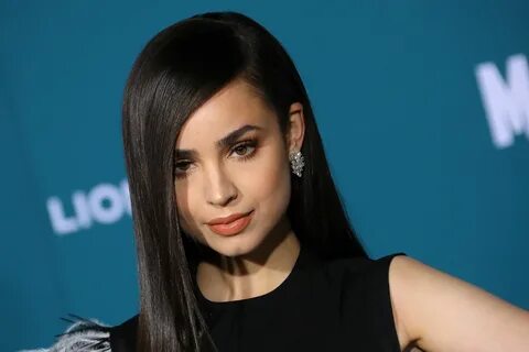 София Карсон (Sofia Carson) на премьере фильма "Мидуэй" в Ве