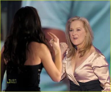 Meryl Streep & Sandra Bullock Kiss & Tie at Critics' Choice 