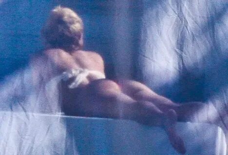 CELEBRITY SCANDAL: Shakira � s Hot Bikini Sunbathing Ass & B