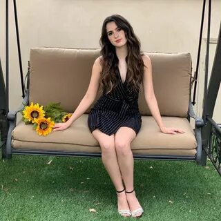 10 Potret Laura Marano, Lawan Main Mena Massoud