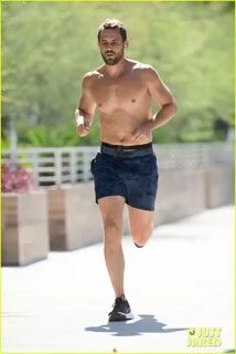 The Bachelor's Nick Viall Goes Shirtless for Run in Los Ange