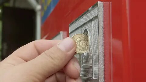 customer inserts coin into money slot: стоковое видео (без л