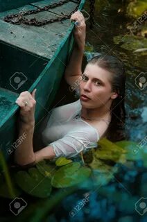 líquido Suelto eficientemente mujer bañandose en un rio dedo Kilimanjaro Motivar