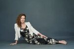 Elizabeth Perkins on Big Hair, Big Wigs and Why Pounds of Ma