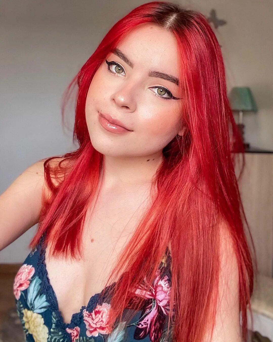 Andreea Munteanu sur Instagram : cherry red.